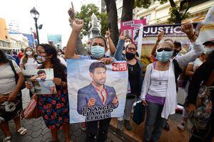Plantón por la paz: Familiares de personas asesinadas protestan en los exteriores de la Fiscalía de Guayaquil