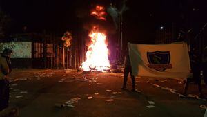 Crisis total: Hinchas de Colo Colo agudizan su rabia y vuelven a quemar neumáticos en el Monumental