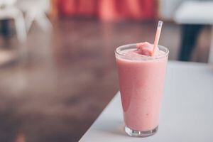Mejora la memoria con este jugo de fresa y yogurt