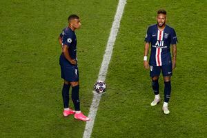 Tres jugadores del París Saint Germain dan positivo a coronavirus