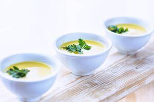 Sopa de espinacas con limón y aguacate para desintoxicar el organismo y adelgazar rápido