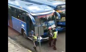 Captan a chofer de bus sobornando a un agente de tránsito en Quito