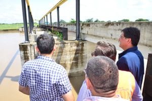 Carlos Luis Morales lleva ayuda humanitaria a damnificados por inundaciones