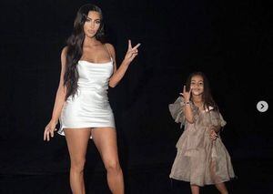 FOTO: North West le robó unos tacones a su mamá Kim Kardashian y así los lució en redes sociales