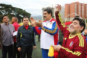 "Soldado de la Patria Grande": Maradona se divirtió jugando pichanga con Maduro