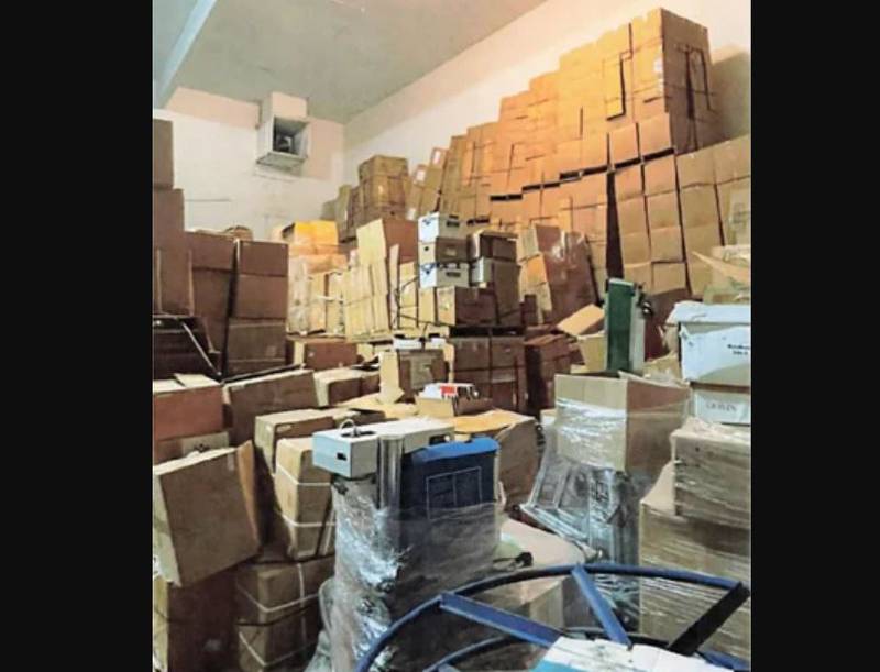 Muebles, químicos y aparatos almacenados dentro de la bodega de Reedley, California.| Foto: Superior Court of the State of California