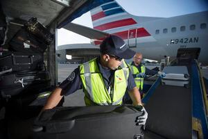 American Airlines hace cambios a las tarifas de maletas y "carry on"