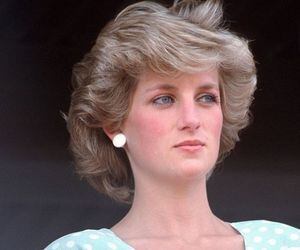 Vídeo pouco divulgado revela momento íntimo de Lady Di comemorando batizado do príncipe Harry em 1984