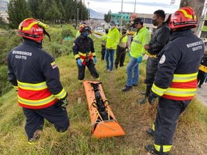 Bomberos rescatan cadáver de un hombre de 30 años en quebrada del sector La Ecuatoriana, sur de Quito