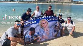 Argentinos llevan bandera de Mirtha Legrand para dar suerte a su país en Qatar