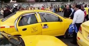 Quito: Taxistas lanzaron piedras, palos, huevos a sus compañeros que no participaron de la movilización