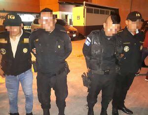 Capturan a agentes de PNC señalados de exigir soborno a transportista en Mixco