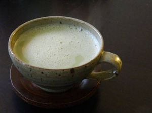Cómo preparar té verde con leche de almendras para bajar de peso