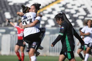 Colo Colo celebra en el debut del torneo de fútbol femenino
