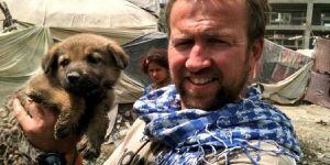 Rescatista se niega a escapar de Afganistán sin sus mascotas