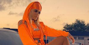 El escote en el vestido de Karol G que deja con la boca abierta a sus fans