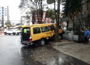 Quito: Cierre vial sobre calle Vancouver por accidente de tránsito entre buseta escolar y automóvil