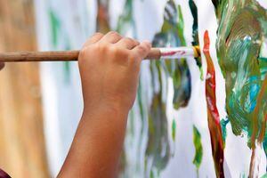 Subastarán pinturas realizadas por niños para brindar becas escolares