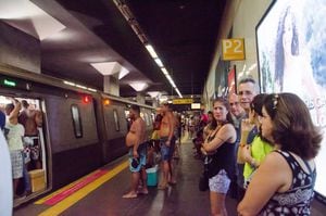 Mulher viaja entre duas estações do metrô com seio preso na porta