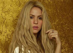 Shakira luce como una diosa con mini vestido nude bordado con metal