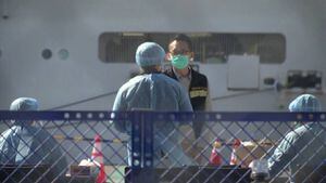 Los pasajeros de crucero afectado por el coronavirus desembarcan en Japón