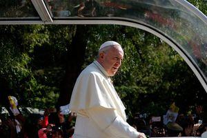 Lanzan objeto al Papa y le impacta de lleno en la cabeza: así fue el momento exacto de la agresión a Francisco