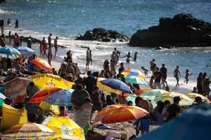 Gobierno dispone de "Permiso de Vacaciones" durante el verano para comunas en Fase 2