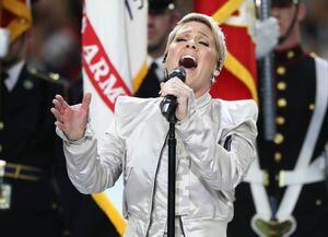 El gesto de Pink antes de cantar el himno de EE.UU. en el Super Bowl LII