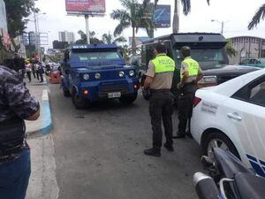 Tres delincuentes asaltaron un blindado y se llevaron $200.000 y armas en Manta