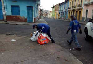 Quito: recomiendan colocar desechos en doble funda y rociar con agua y jabón