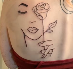 Tatuadora amadora compartilha imagens de sua primeira tatuagem e assusta seguidores