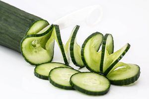 Incluye en tu dieta estos 6 alimentos diuréticos para perder peso rápido