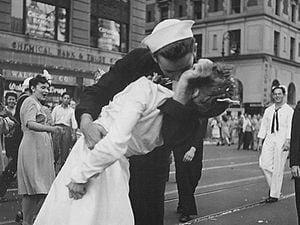 Marinheiro do beijo ao fim da 2ª Guerra Mundial morreu neste domingo; confira a história e as polêmicas da foto