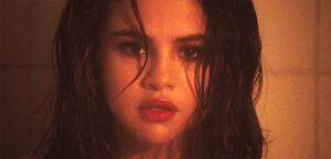 Selena Gomez deu uma aula de amor-próprio ao posar de biquíni sem nenhum retoque