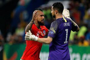Vidal lanza fuerte mensaje de apoyo a Arias tras duras críticas: "Contigo hasta la muerte, hermanito"