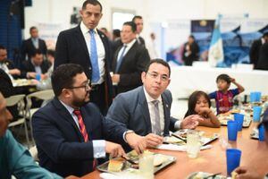Presidente Morales reinaugura comedor social y almuerza junto a beneficiarios