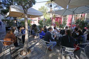 Con la mesa servida: locales de Lastarria y otros barrios de Santiago abrieron sus terrazas al público