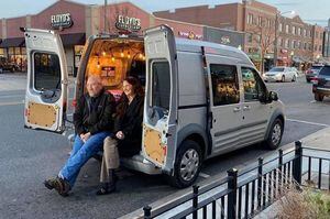 Pareja convierte una van en un comedor móvil para apoyar los restaurantes locales
