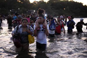 Cientos de migrantes ingresan ilegalmente a México desde Guatemala