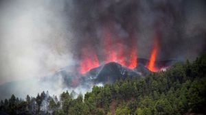 Ciudadanos evacuados por erupción del volcán Cumbre Vieja, en la isla de La Palma, en España