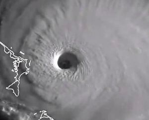 Impactante video satelital muestra el ojo del huracán Dorian cerca de Bahamas