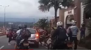 Tres mujeres forman trancón frente a un motel por agredir a una pareja que salía del sitio