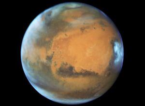 Los típicos terrenos rojos de Marte se cubren de blanco con impresionantes nevadas en estas imágenes que comparte la NASA
