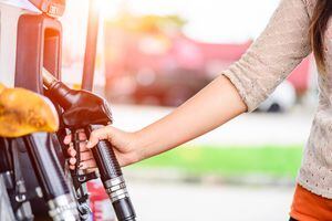 Gasolina podría alcanzar 30 centavos el litro con nueva baja en el precio del petróleo
