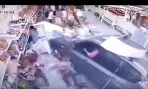 Mujer con su camioneta chocó y terminó dentro de famoso supermercado