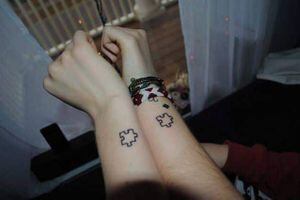 Los mejores diseños de tatuajes que demuestran el amor incondicional y la complicidad entre hermanos
