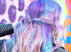 La nueva tendencia de arcoíris en el cabello que amarás para este verano