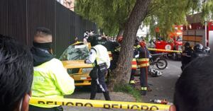 Taxi se impactó contra un árbol en Carcelén, norte de Quito