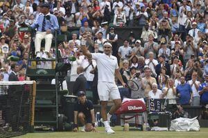 Federer da otra clase magistral y completa los octavos de final en Wimbledon
