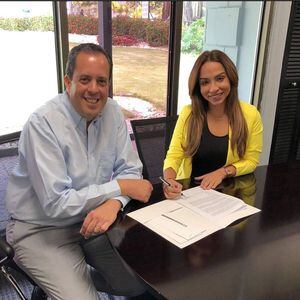 Rafael Lenín le da la bienvenida a Sylvia Verónica Camacho